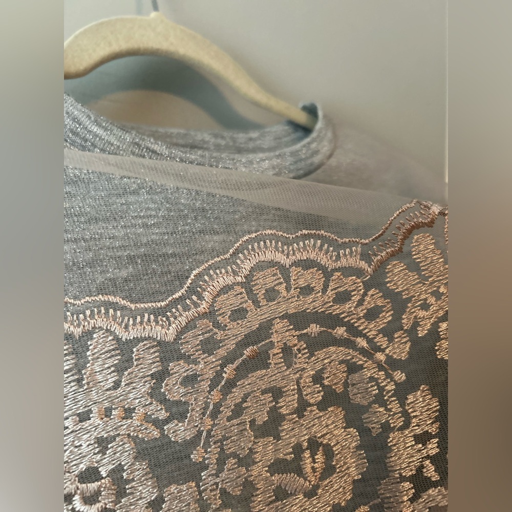 ✌️4/$20✌️ Sheer overlay top - Picture 5 of 15